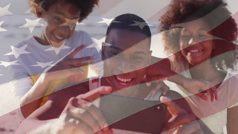 animación de la bandera de los estados unidos sobre una pareja afroamericana con un hijo tomando una selfie en vacaciones