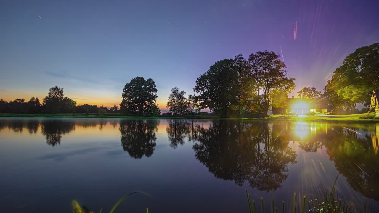 lago tranquilo con reflejo que se convierte en congelado a principios del invierno