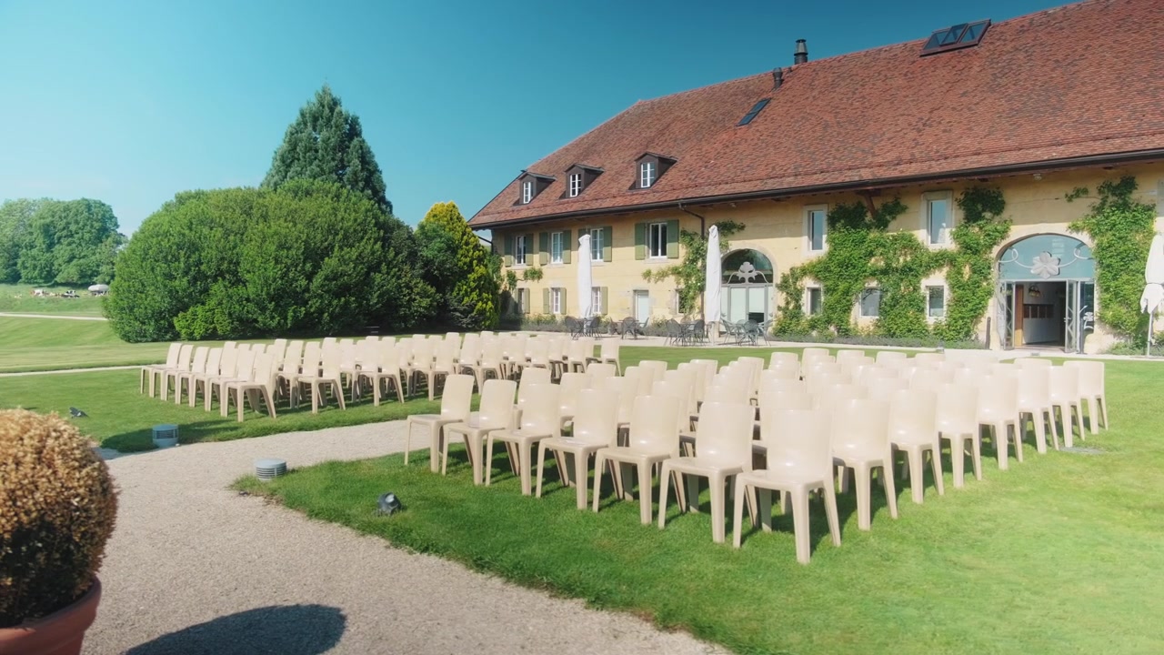 Panoramica dei posti a sedere per la cerimonia nuziale di giorno con il sole che splende, all'aperto, inquadratura ampia, gimbal