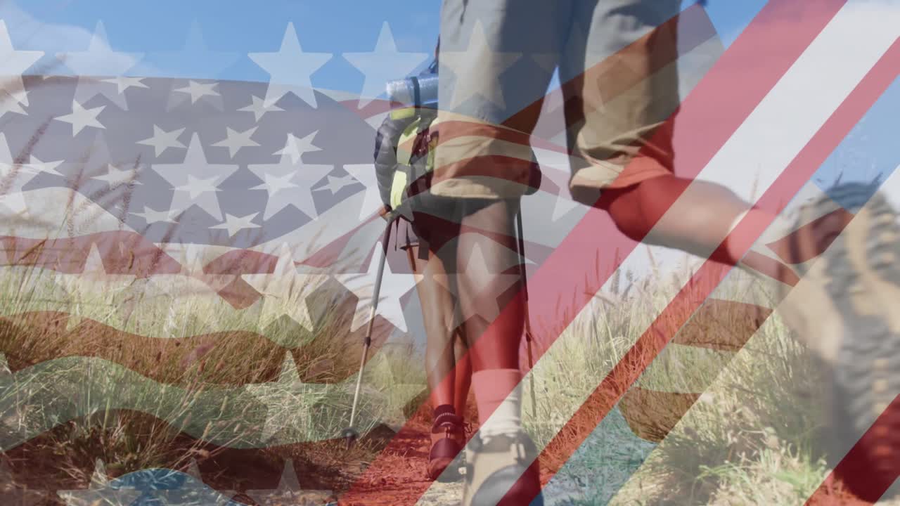 Animazione della bandiera americana su una coppia multietnica sorridente che fa trekking in montagna