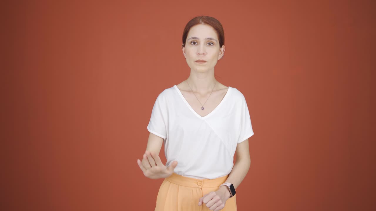 그 여자는 카메라를 쳐다보며 경고하고 있습니다.