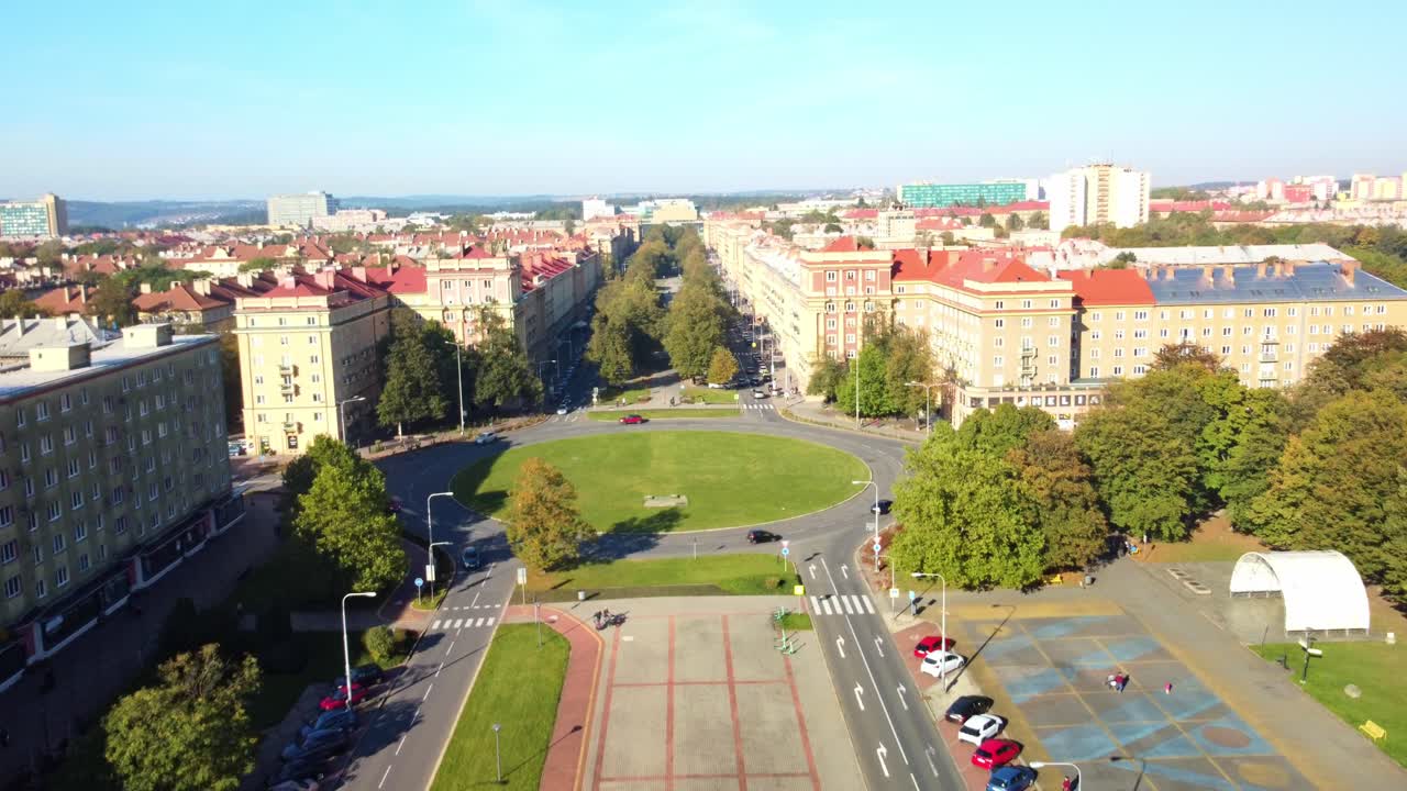 ciudad de ostrava, poruba, república checa - diseño arquitectónico urbano caracterizado por el estilo del realismo socialista - avión no tripulado volando hacia adelante