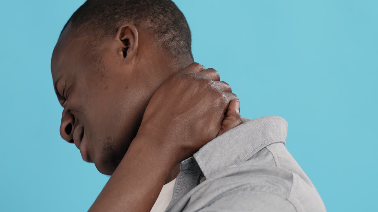 hombre con dolor de cuello