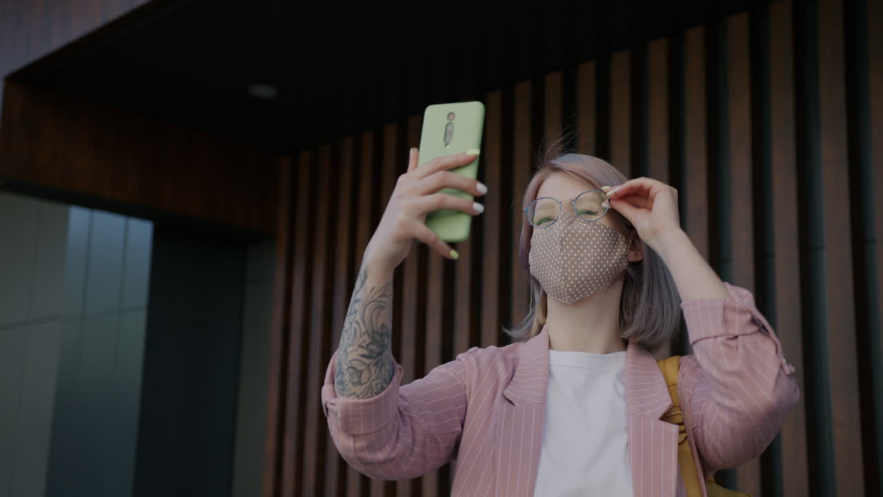 mujer joven tomando una selfie al aire libre