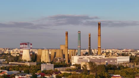 вращающийся воздушный вид над угольной электростанцией на закате, загрязнение, глобальное потепление