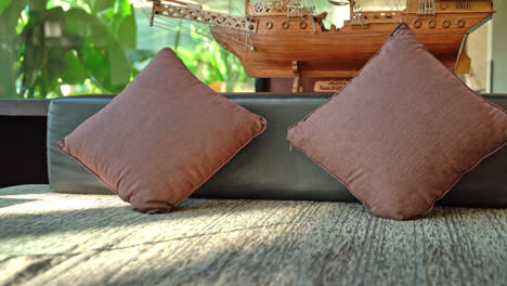 cómoda decoración de almohadas en el sofá del balcón