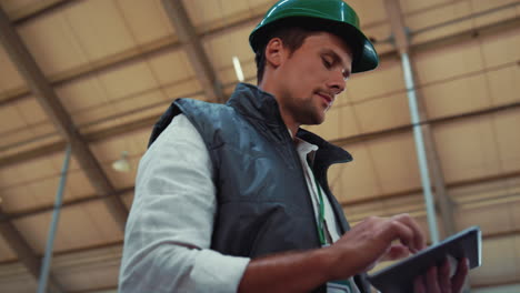 Hombre-De-Negocios-Trabajando-Cobertizo-Sostenga-El-Primer-De-La-Tableta.-Supervisor-Agrícola-En-Casco