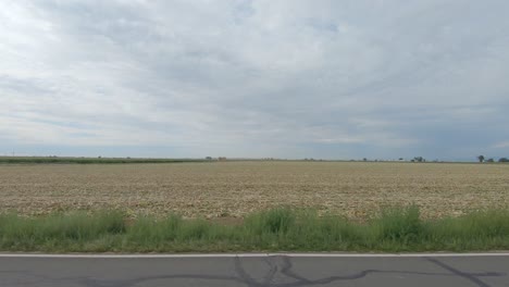 una unidad de campo con campos y vida rural