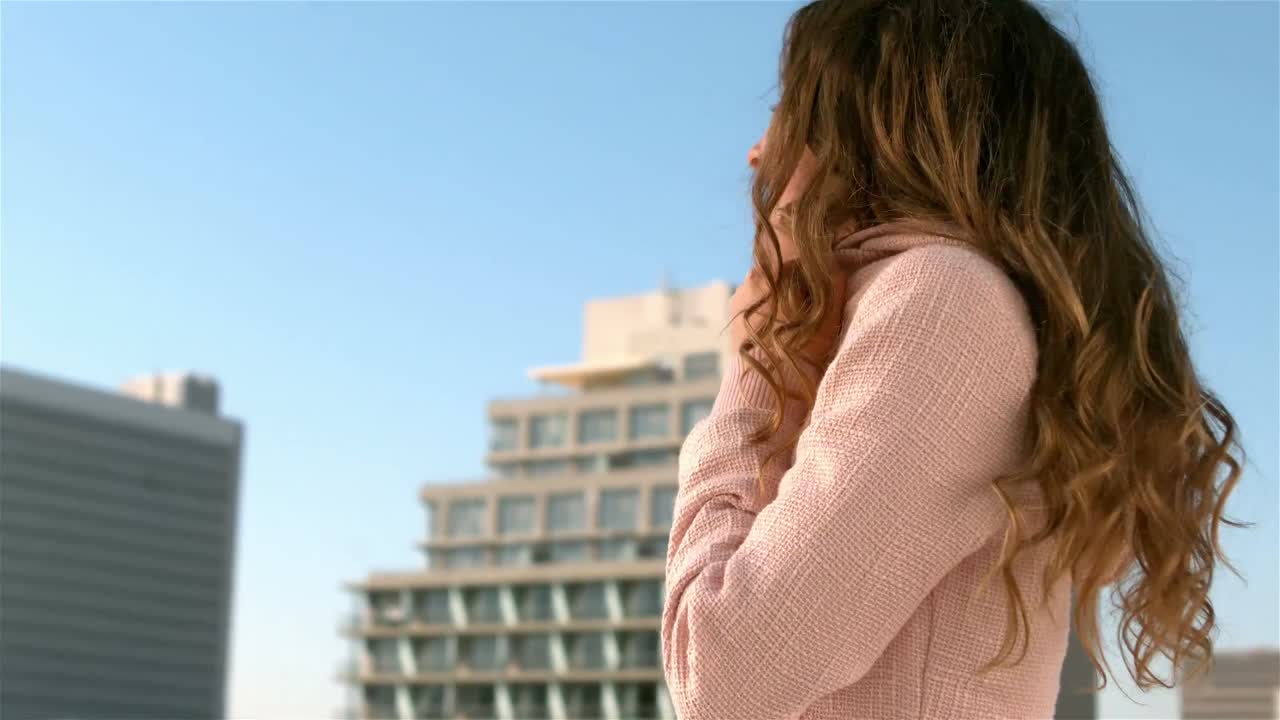 예쁜 소녀가 카메라를 가리키며 미소를 짓고 있다