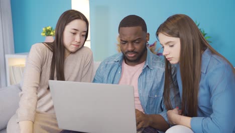 jóvenes de diferentes razas haciendo una lluvia de ideas sobre un tema.