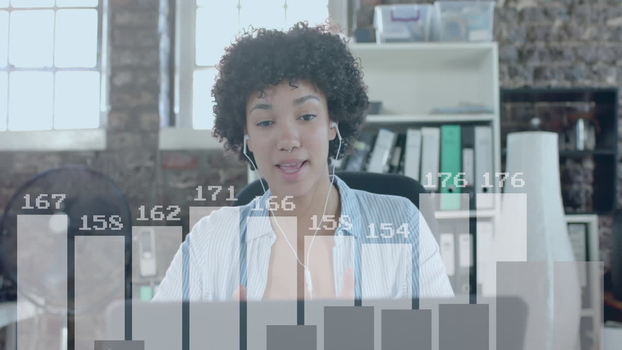 animación del procesamiento de datos sobre una mujer de negocios biracial que usa una computadora portátil en la oficina