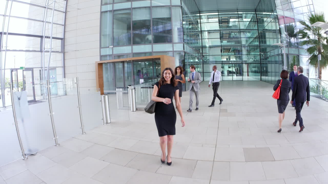 un manager afroamericano che parla con i colleghi in ufficio