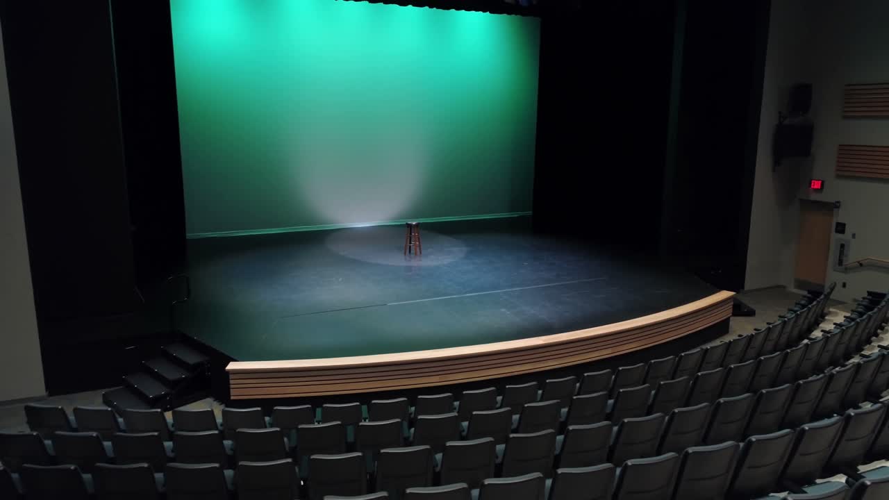 무대 4k에 보관 된 빈 대변