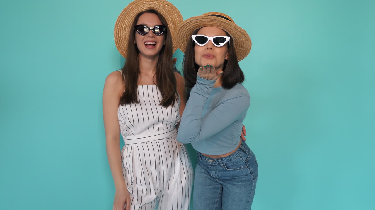 dos amigos posando en la moda de verano