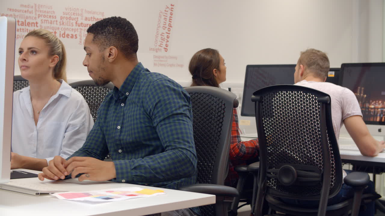 grupo de estudiantes universitarios que utilizan recursos en línea