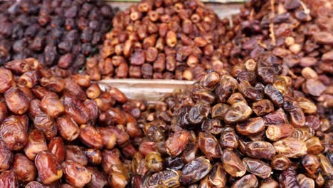variedad de dátiles marroquíes frescos, exhibición de tiendas en la medina de marrakech (marrakesh), marruecos. bocadillos de alimentos saludables, altos en vitaminas y proteínas. imágenes de fondo de alimentos 4k.