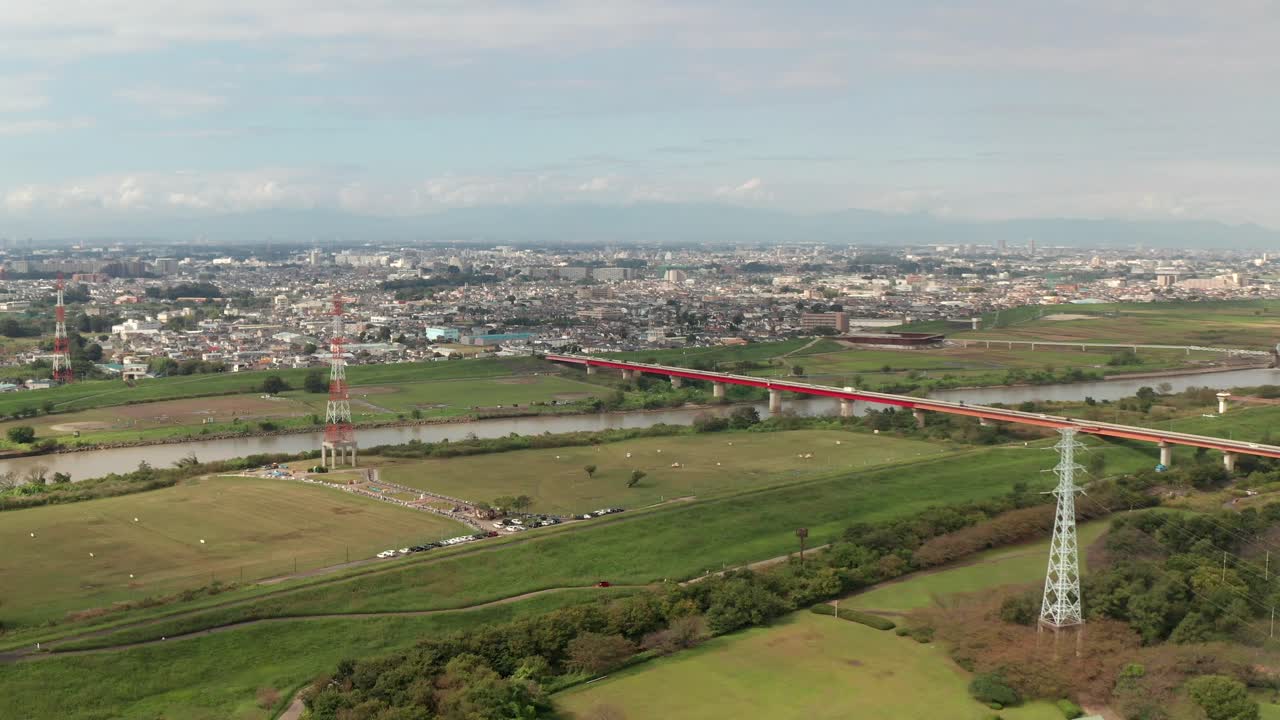일본 사이타마 아라카와 강 근처의 무성한 푸른 들판에서 보이는 밝은 푸른 하늘 아래 후지미 시