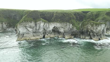 Acantilados-De-Piedra-Caliza-Blanca-Con-Arcos-En-La-Costa-De-Antrim-En-Portrush,-Irlanda-Del-Norte