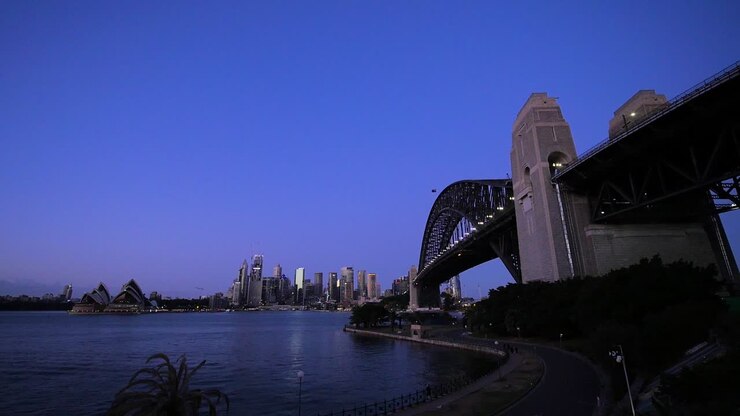 Sydney Harbour Bridge da Milsons Point all'alba