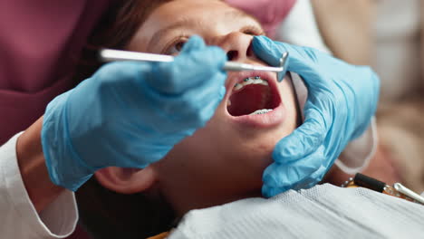 un dentista examinando los dientes de un paciente