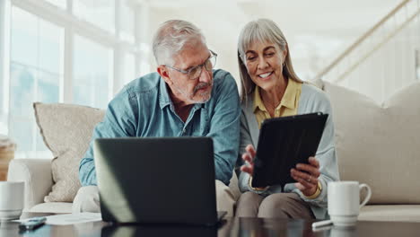 una pareja de ancianos usando una computadora portátil en casa
