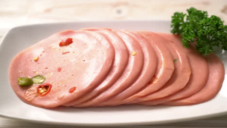bolonia de cerdo con chile en el plato