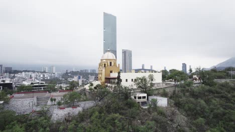 Disparo-De-Drones-En-El-Día-Nublado-De-La-Mañana-En-Hasta-Bandera-Sobre-El-Cerro-Obispado-En-La-Ciudad-De-Monterrey,-México-7