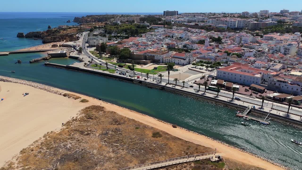 강 과 해변 을 가진 해안 도시 의 공중 사진