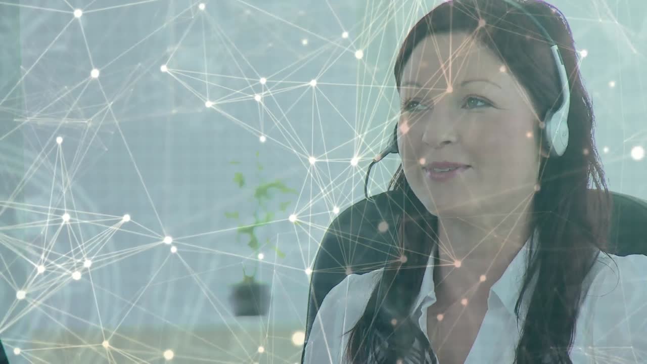 animación de la red de conexiones sobre mujer de negocios con auriculares en la oficina