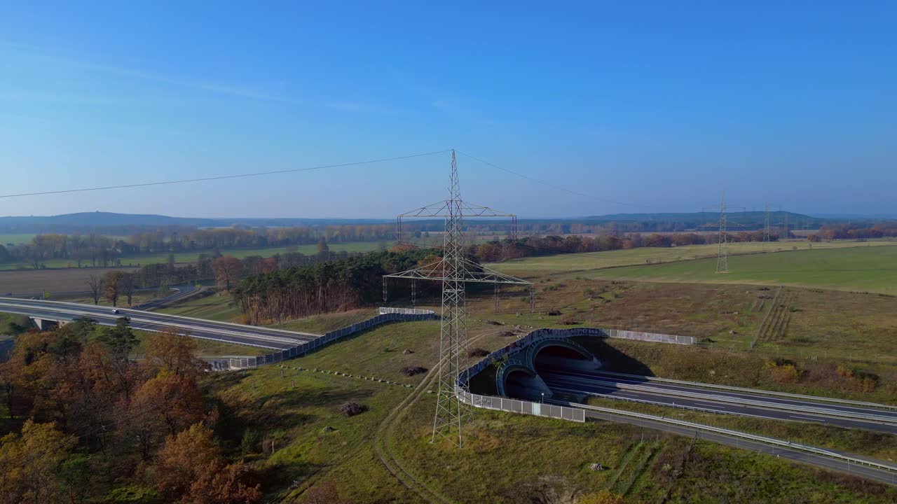 Ekodukt som ger säker passage för vilda djur över en tysk motorväg, sedd från ovan. Bästa flygfoto taget med drönare som stiger.