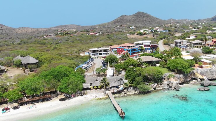 Playa Kalki, Curaçao con acque cristalline ed edifici colorati, vista aerea