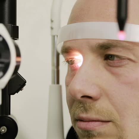 hombre que realiza un examen ocular