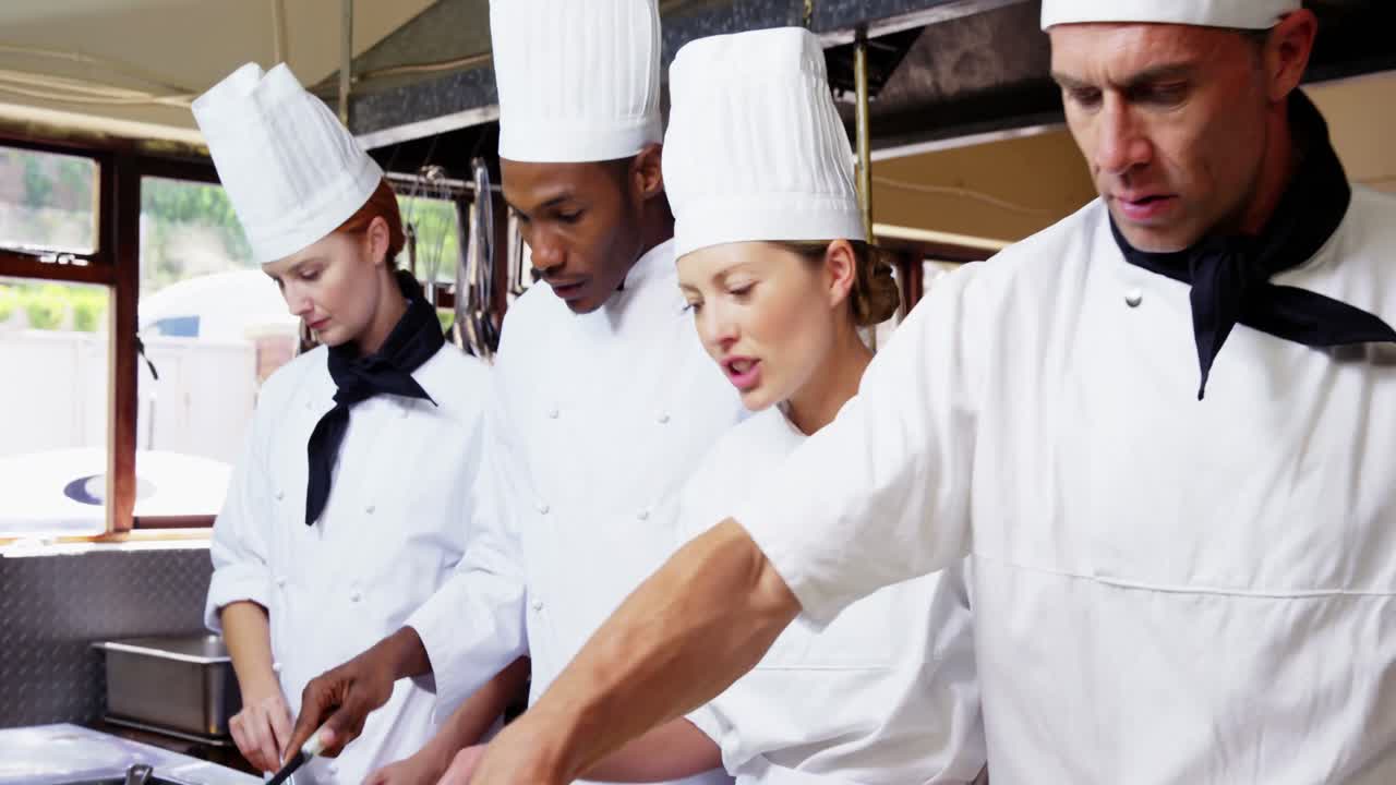 cocineros preparando la comida