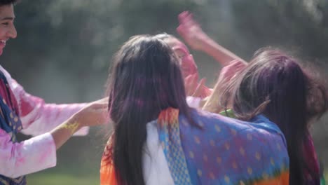 amigos jugando a holi en un parque