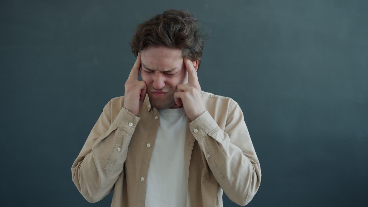 hombre con dolor de cabeza o estrés