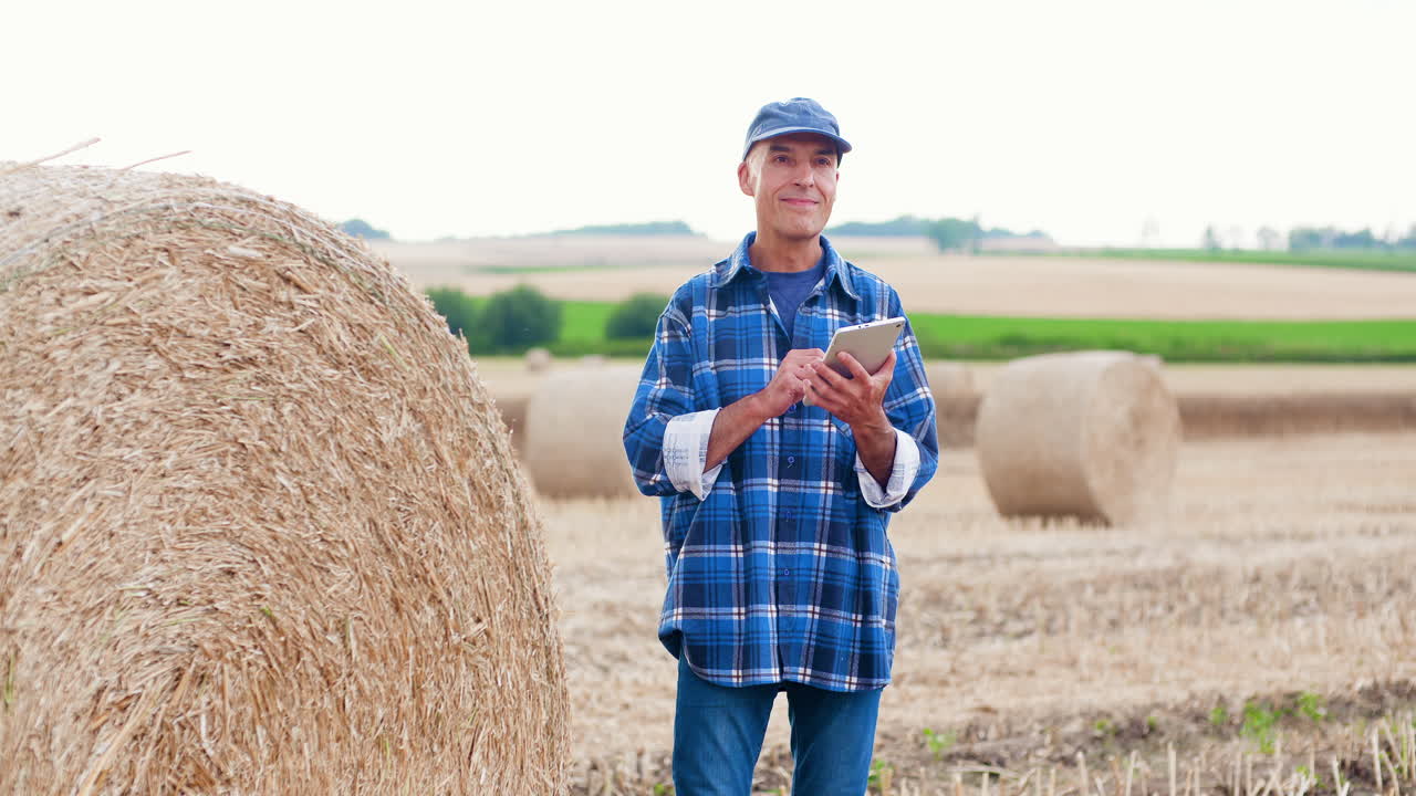 granjero agrícola trabajando en el campo en una tableta digital 6
