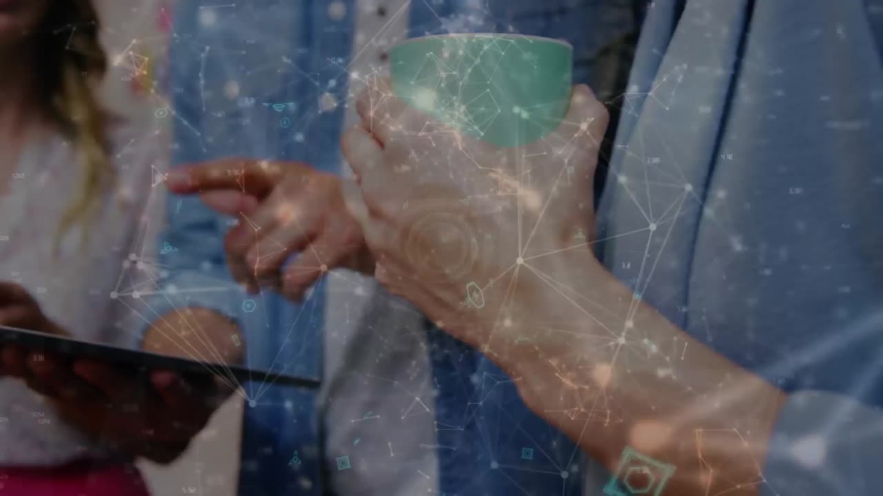 animación de la red de conexiones con procesamiento de datos sobre el hombre usando tableta.