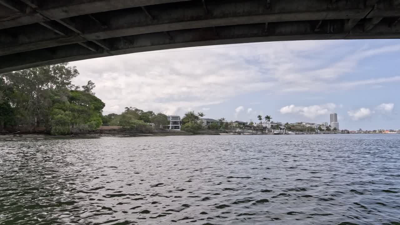 paseo en barco bajo un puente con vistas al paisaje urbano