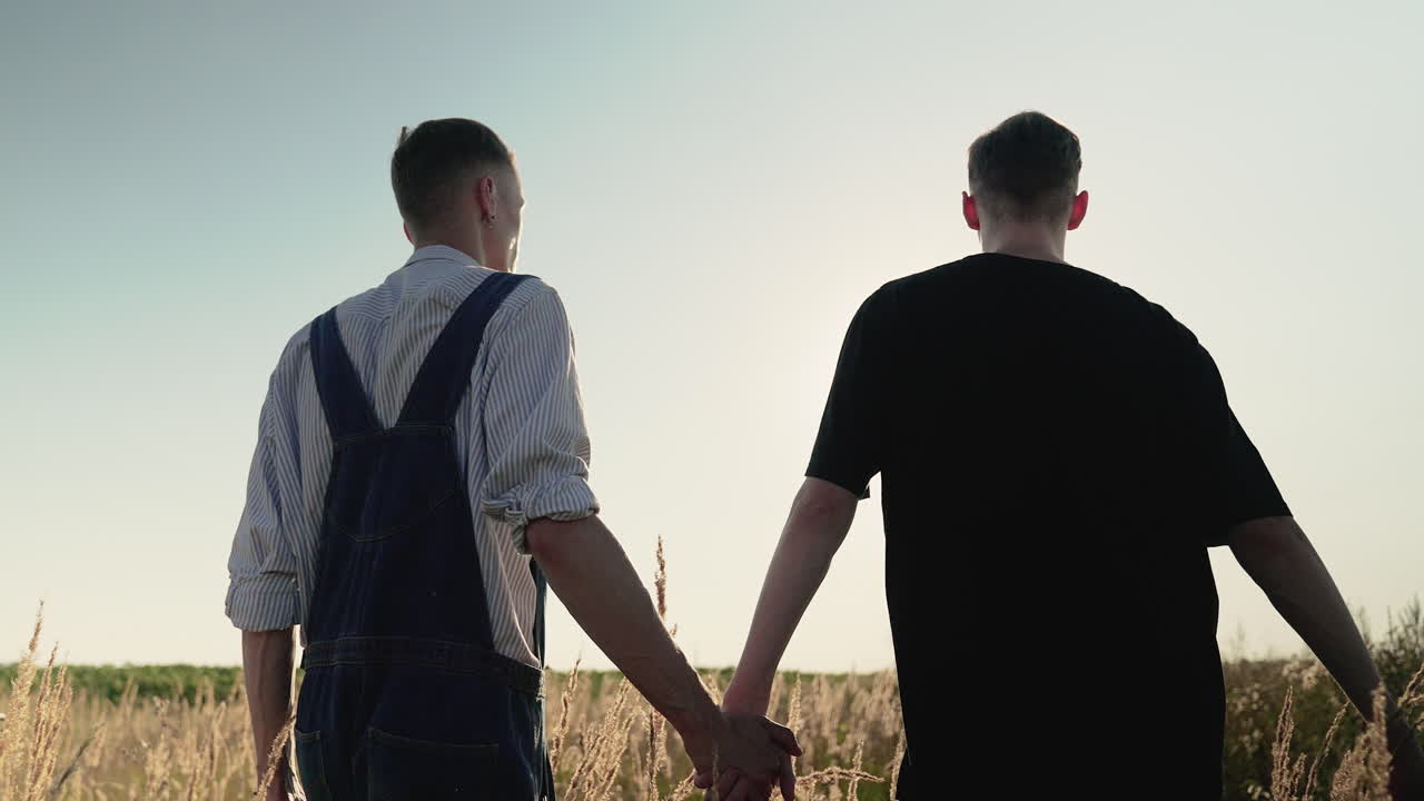 손을 잡은 남자들