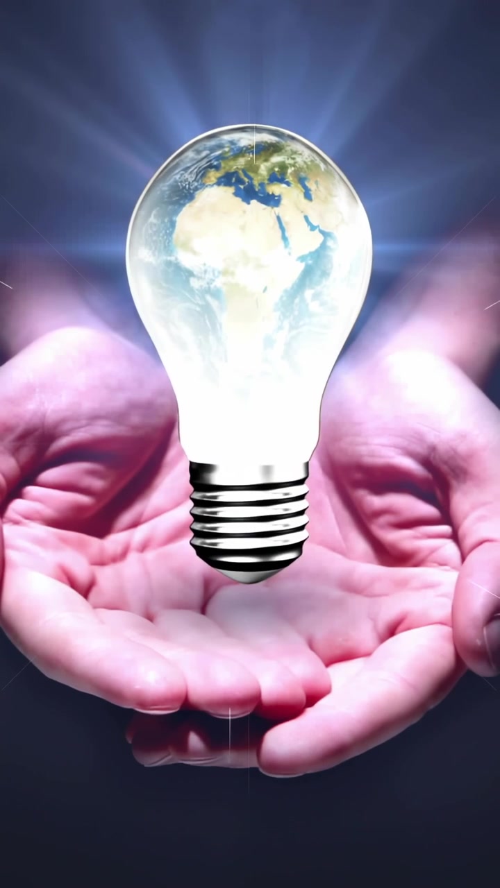 Vertikal video: Pulserende trekant, hænder løfter pære med roterende globus, viser tech-idé