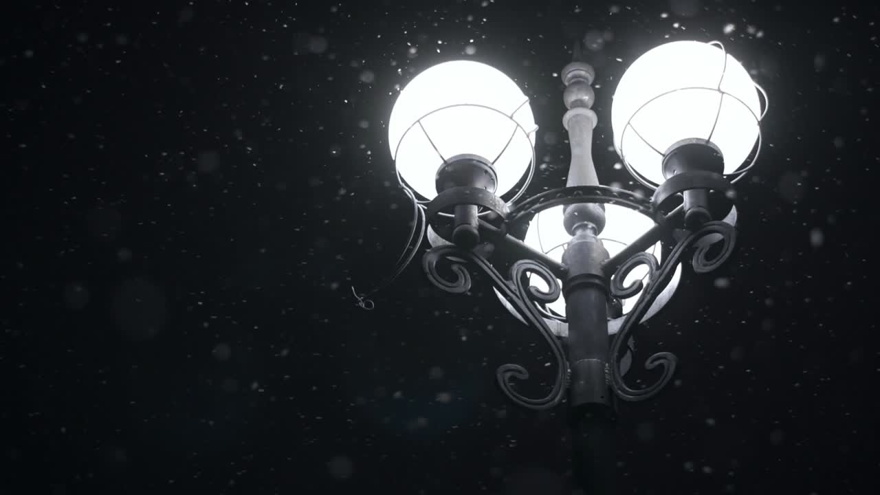 겨울밤의 가로등. 크리스마스 밤에 눈이 내리는 도시 랜턴