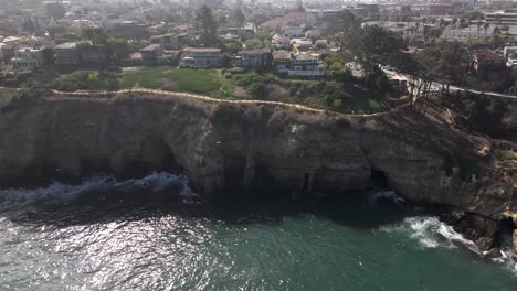 Antena-Sobre-La-Ensenada-De-La-Jolla-Y-El-Barrio-De-Casas-De-Alta-Gama-Con-Vistas-Al-Mar