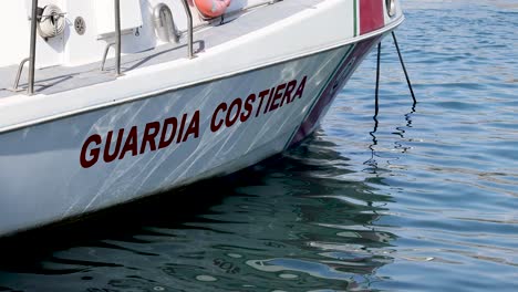 barco de la guardia costera italiana en aguas tranquilas