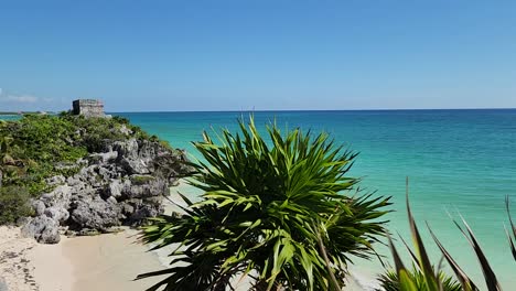 Maya-Pyramide-Am-Rande-Einer-Klippe