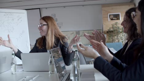 Mujeres-Empresarias-Felices-Aplaudiendo-Durante-La-Reunión