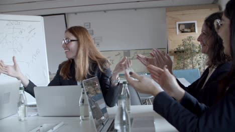 mujeres de negocios felices aplaudiendo durante la reunión