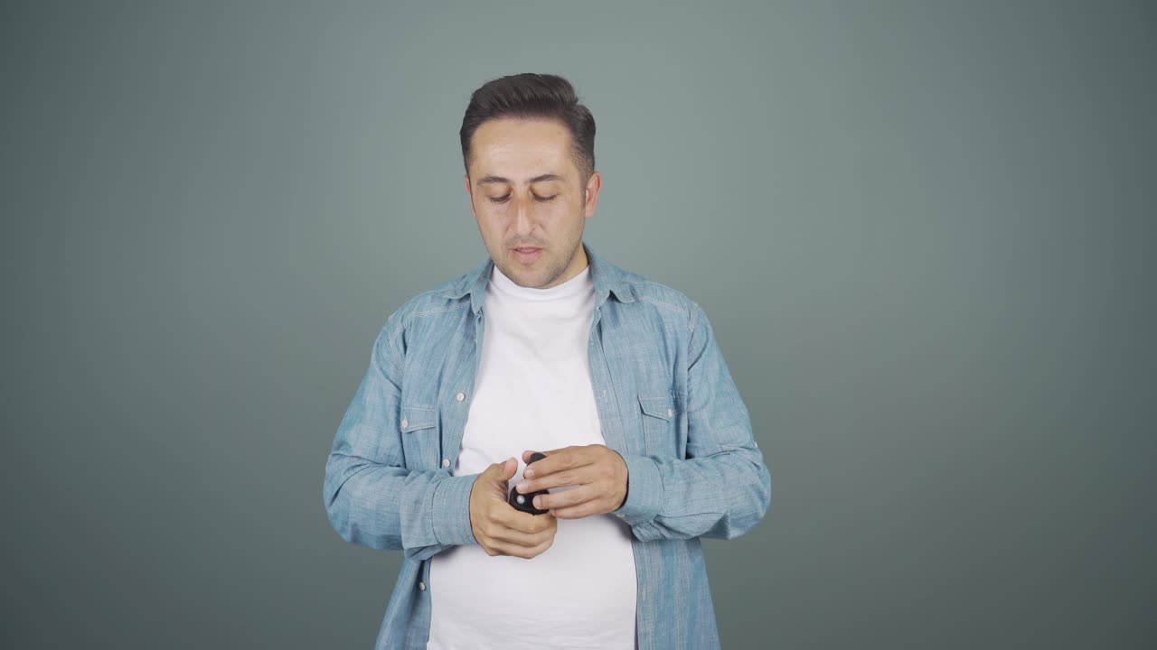 향수를 쓰고 좋은  ⁇ 새를 맡는 사람.