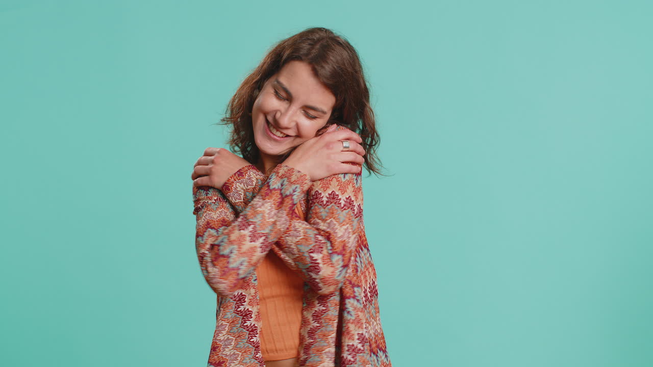 joven mujer extender las manos y dar un abrazo a usted expresión agradable amor sentimientos orgullosos satisfechos