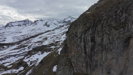 Drone-Que-Revela-Una-Montaña-Nevada-En-La-Estación-Aérea-De-Portalet,-España