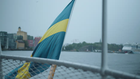 Schwedische-Flagge-Auf-Einem-Boot-In-Stockholm